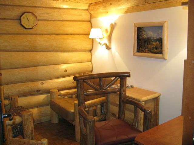 Выставка деревянных лестниц, мебели из дерева и предметов интерьера